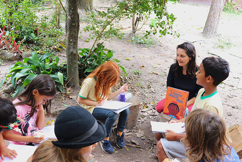 Foto da Viveira Capão com crianças em momento de aprendizagem