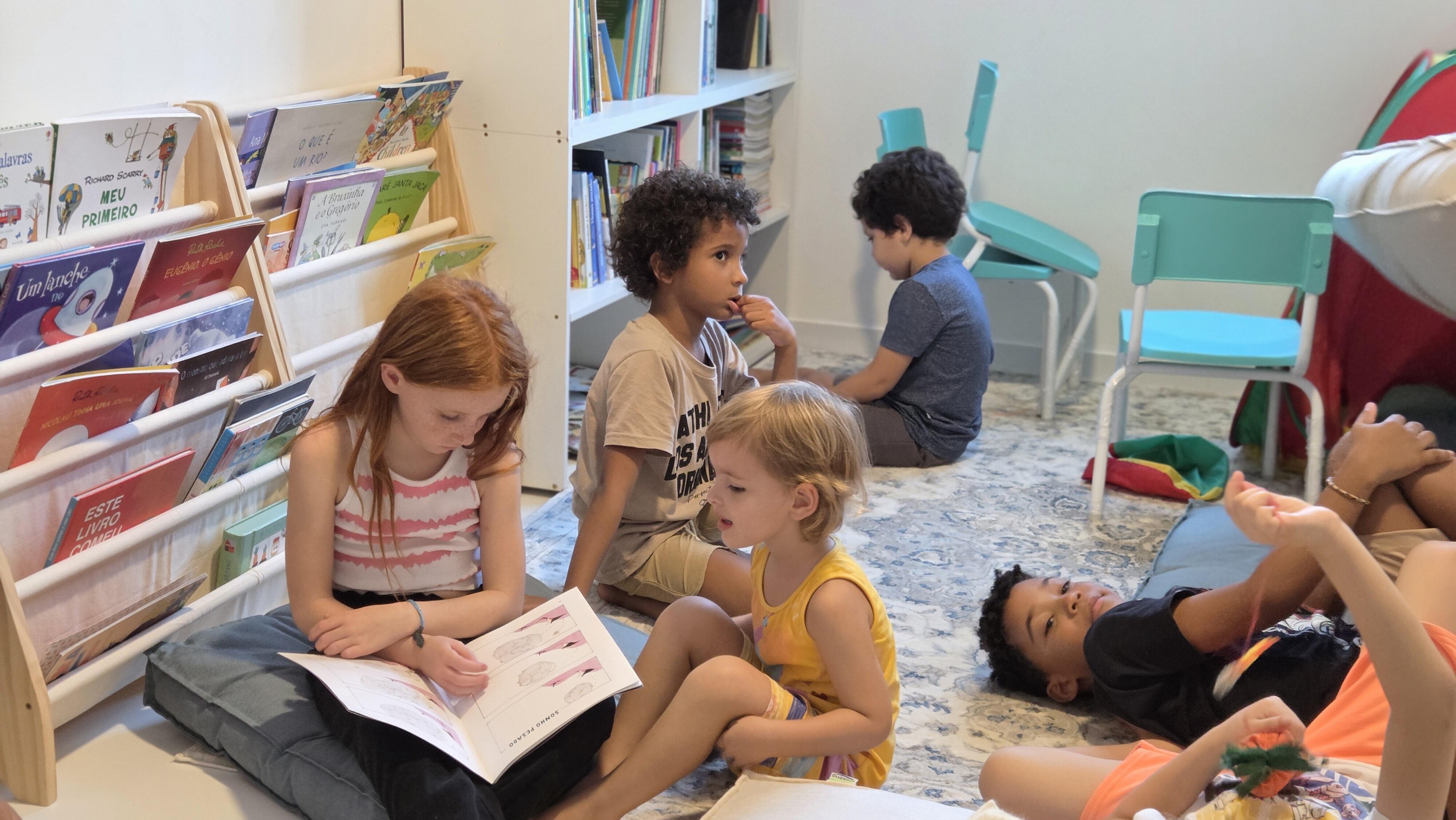 Ambiente interno com crianças em diferentes atividades simultâneas