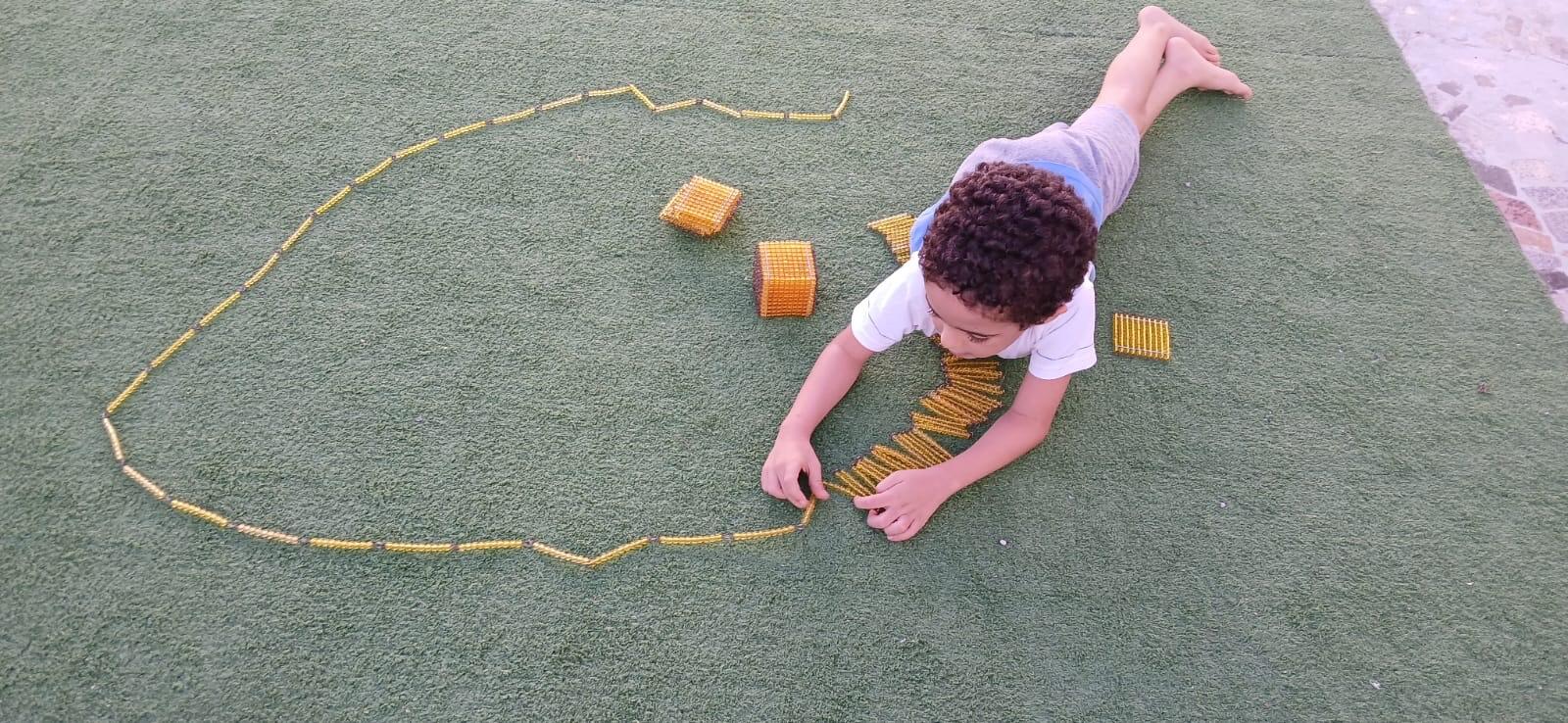 Criança concentrada em atividade